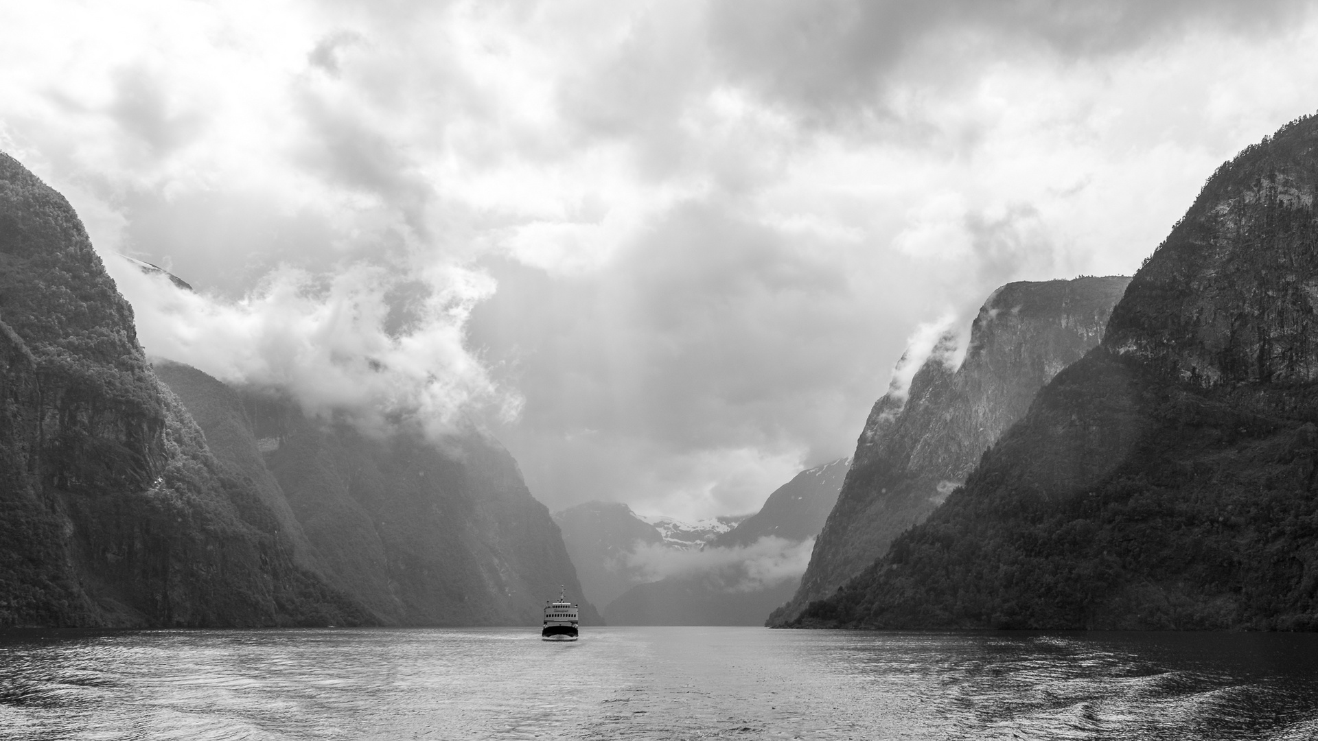 N_17061115_36-10_Nærøyfjord