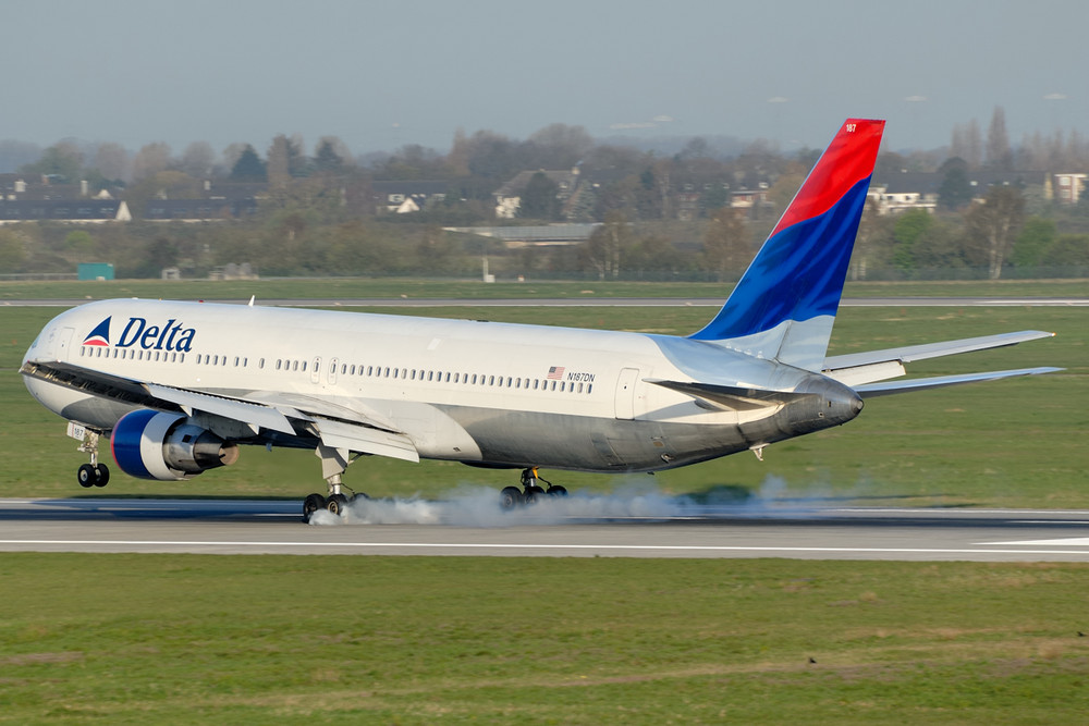 N187DN beim touch down in DUS, rwy 23L (12.04.2008)