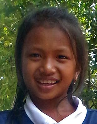 N99m Angkor_A Khmer sales girl at Ta Phrohm's East Gate 2016.9.6