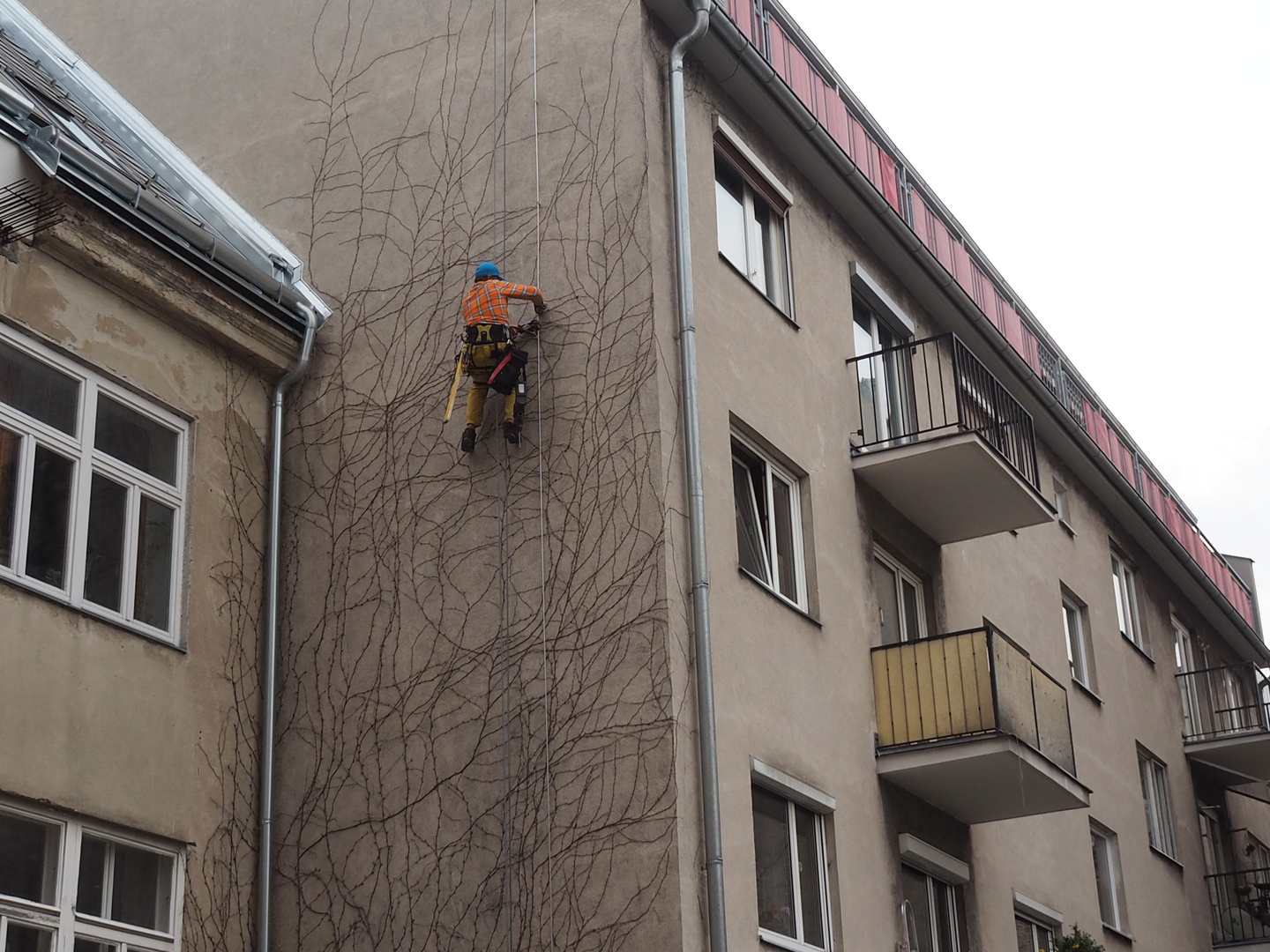 Na der gute bastelt herum, um eine antenne wieder flott zu machen und daher