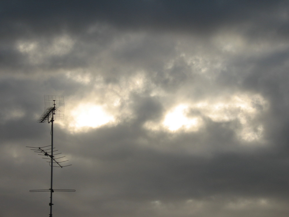 na wer schaut denn da so grimmig durch den verhangenen himmel?