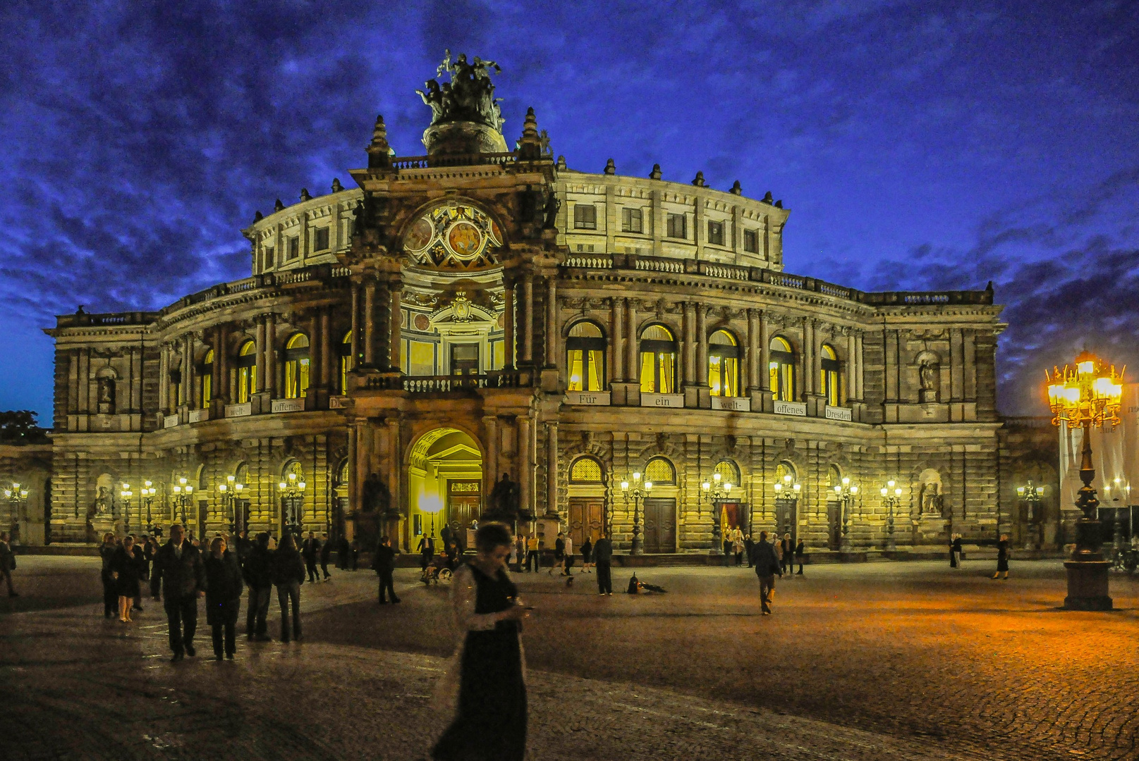 Nach dem Besuch der Oper