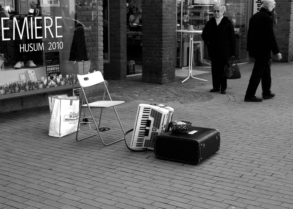 Nach dem Gehrt seine zwei Stunden als Strassenmusiker voll hatte musst er eilig zu seinen drei…