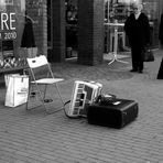 Nach dem Gehrt seine zwei Stunden als Strassenmusiker voll hatte musst er eilig zu seinen drei…