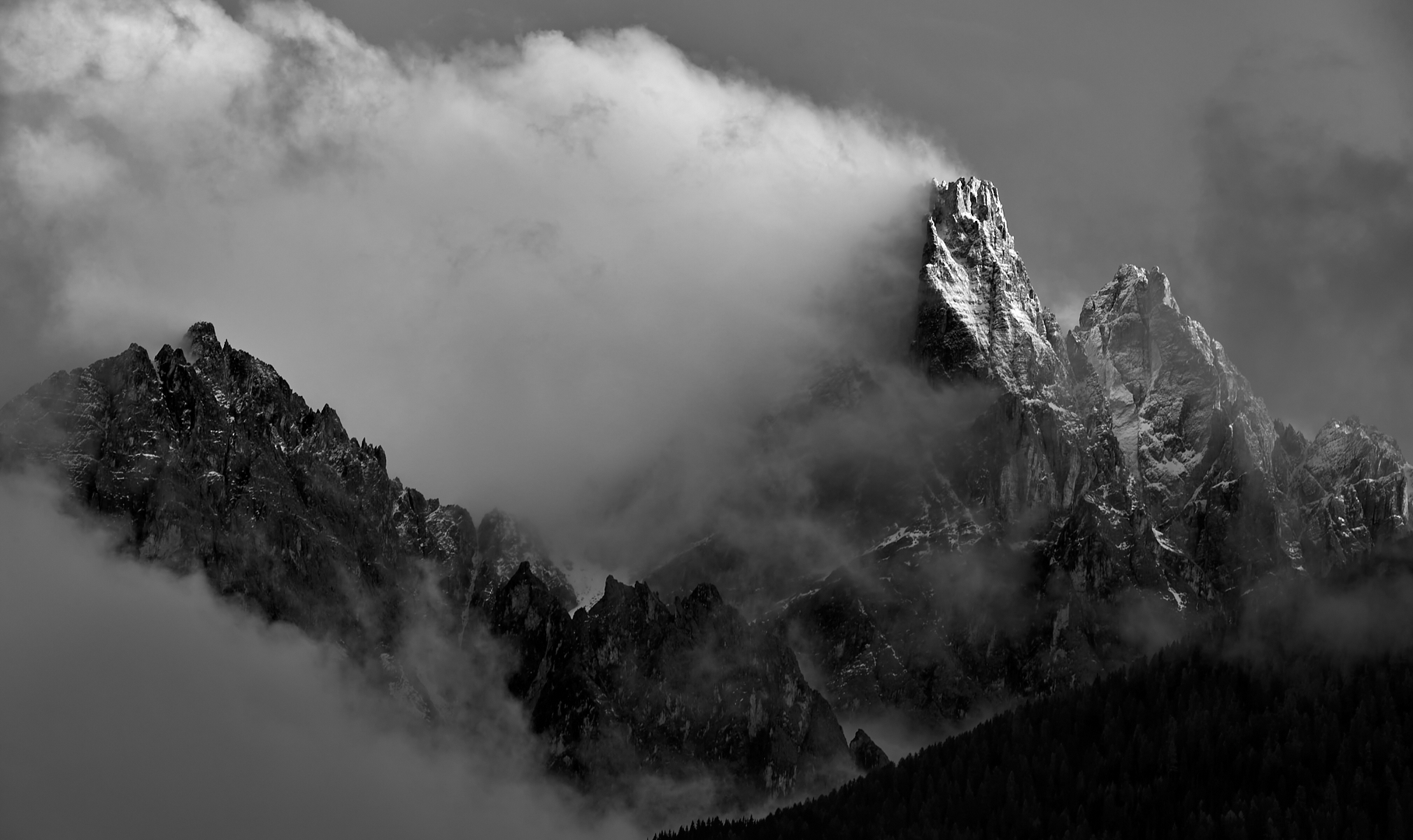 Nach dem Gewitter fiel die Abendsonne gerade noch auf den 3145 m hohen Gipfel...