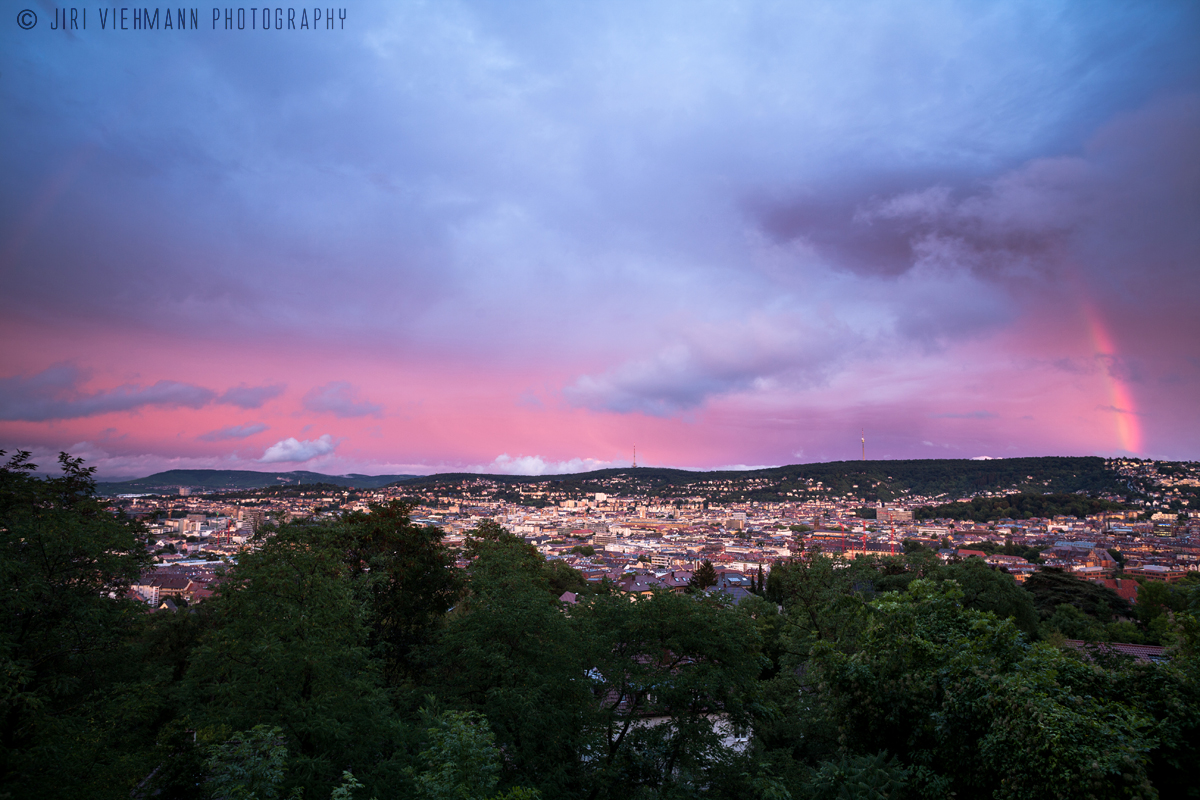 Nach dem Gewitter - Regenbogen mit Wolken über Stuttgart