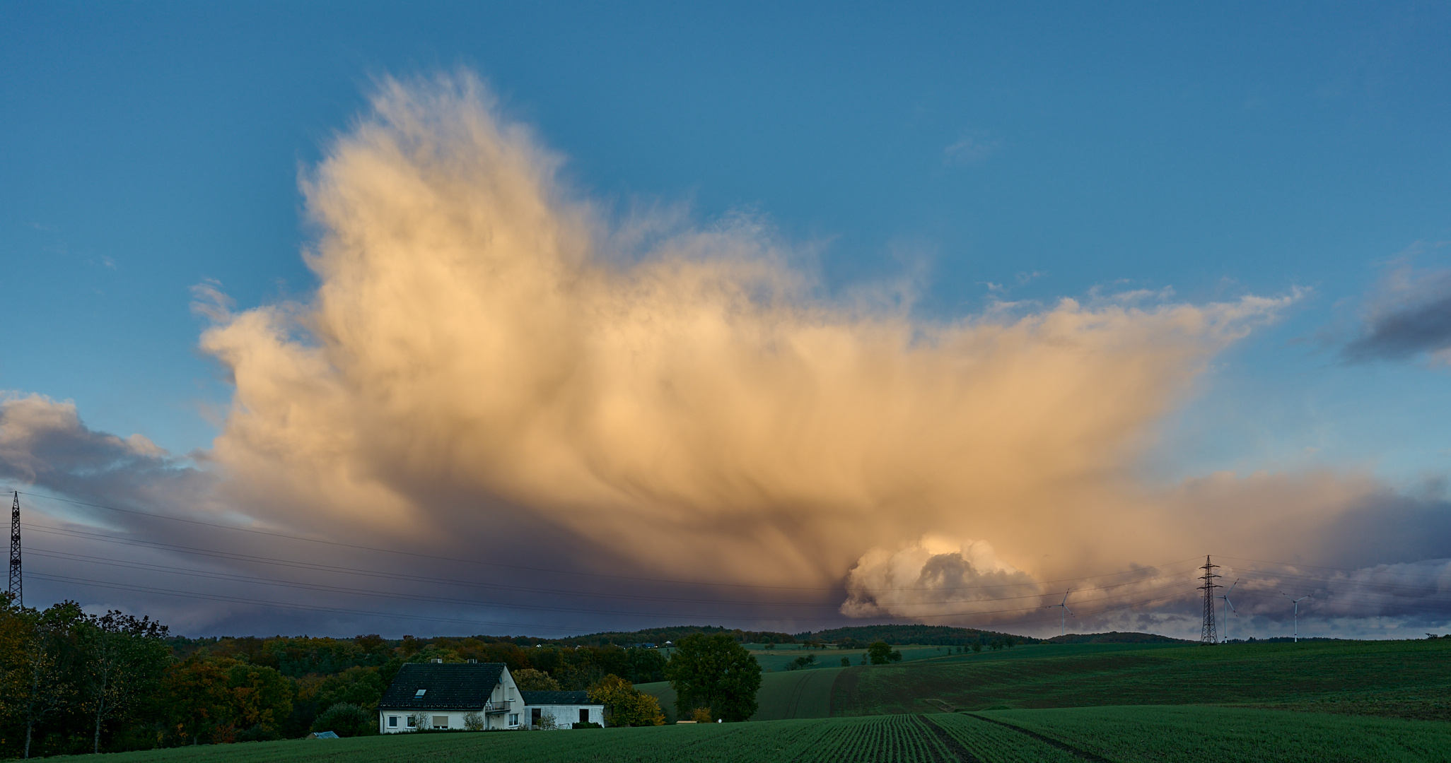 Nach dem kräftigen Regenschauer gestern gegen 16 Uhr 30 riss der Himmel auf und die untergehende...