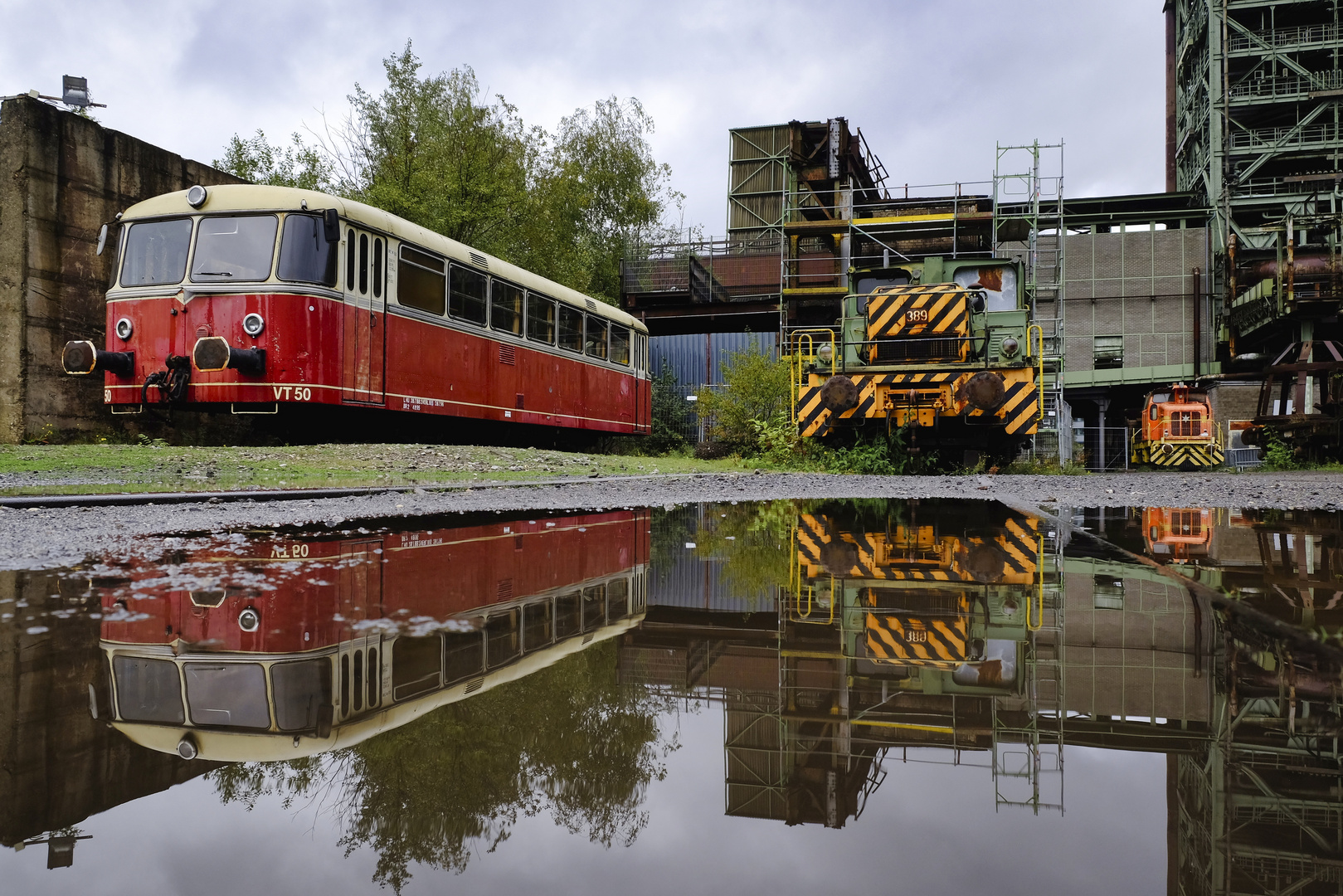 Nach dem Regen: der rote Schienenbus und seine Nachbarn