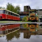 Nach dem Regen: der rote Schienenbus und seine Nachbarn