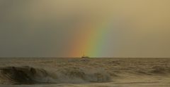 nach dem Regen Fischkutter im Regenbogen auf Sylt