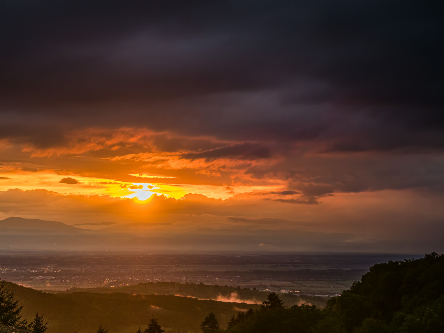 Nach dem Regen: Sonnenuntergang über den Vogesen