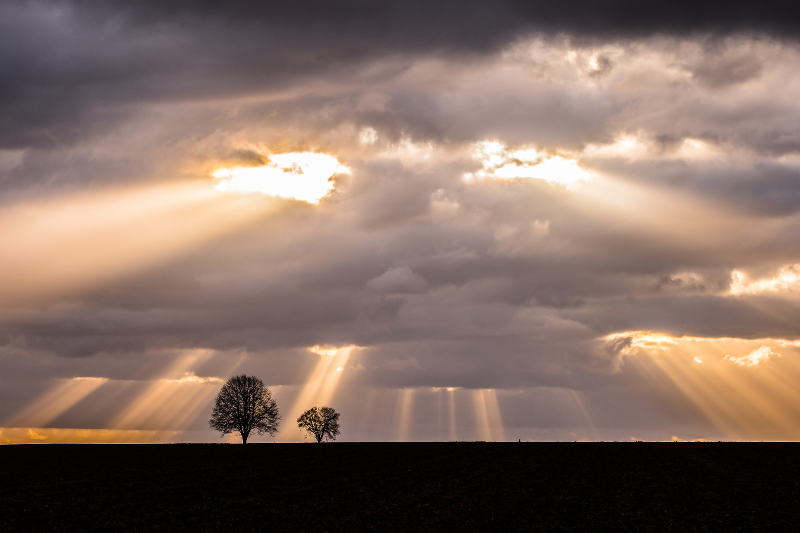 Nach dem Regen spitzt die Sonne nochmal durch die Wolken 