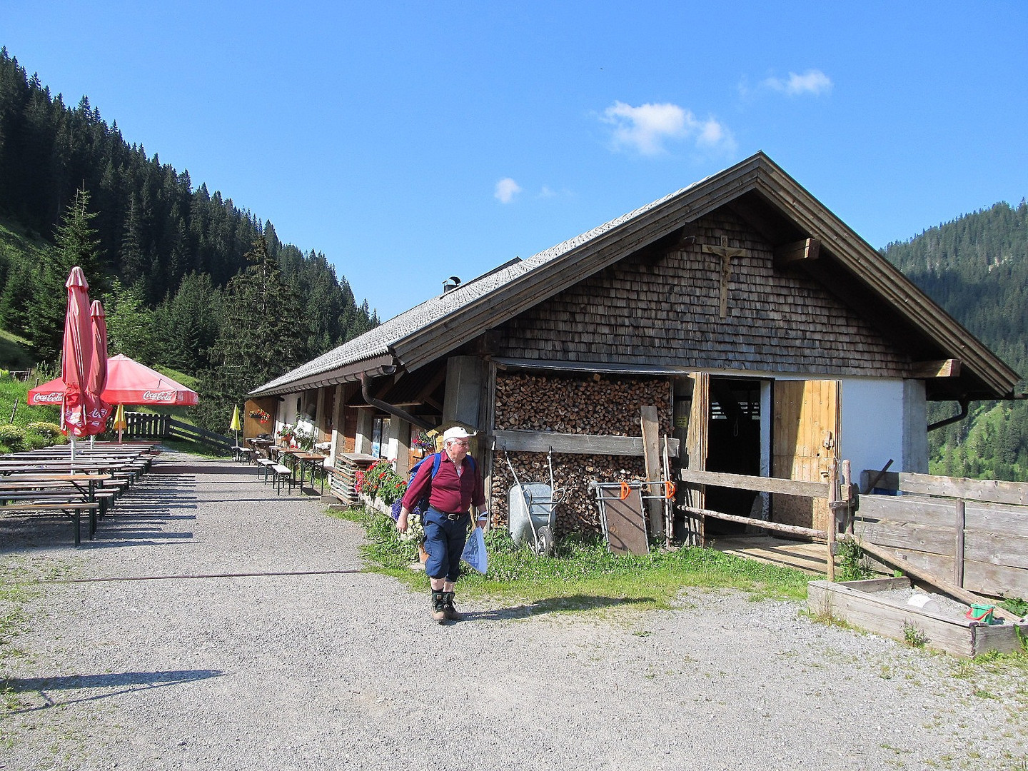 Nach dem Schwammerlsuchen noch eine kräftige Brotzeit auf der Alm im Tannheimer Tal