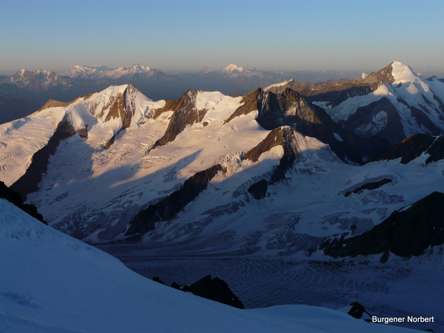 Nach dem Sonnenaufgang auf dem Weg zum Gipfel des Finsteraarhorn.