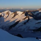 Nach dem Sonnenaufgang auf dem Weg zum Gipfel des Finsteraarhorn.