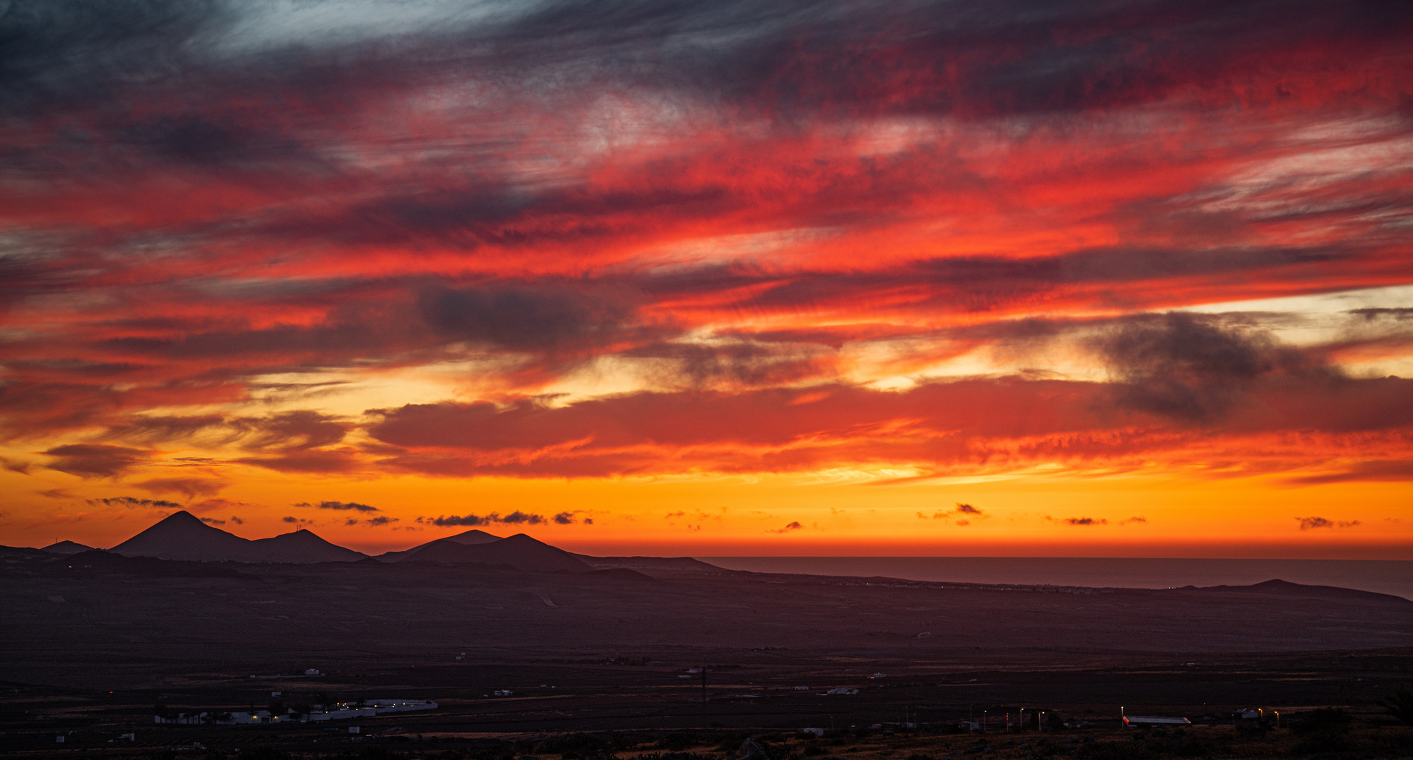 Nach dem Sonnenuntergang bleiben die Vulkane