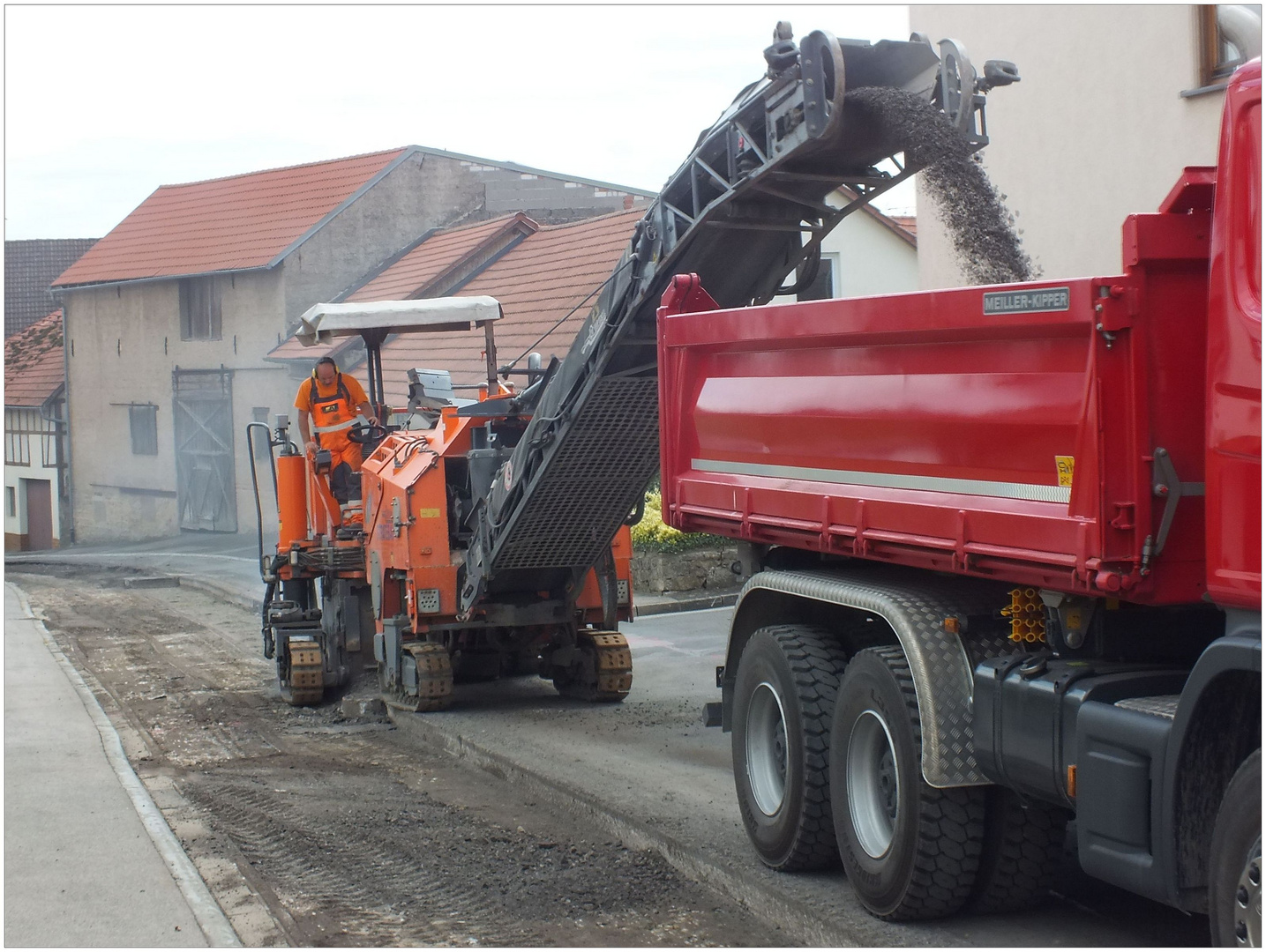 Nach dem Spatenstich kam die Straßenfräse