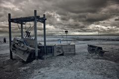 nach dem Sturm II - Der Strandkorb in der Schaukel