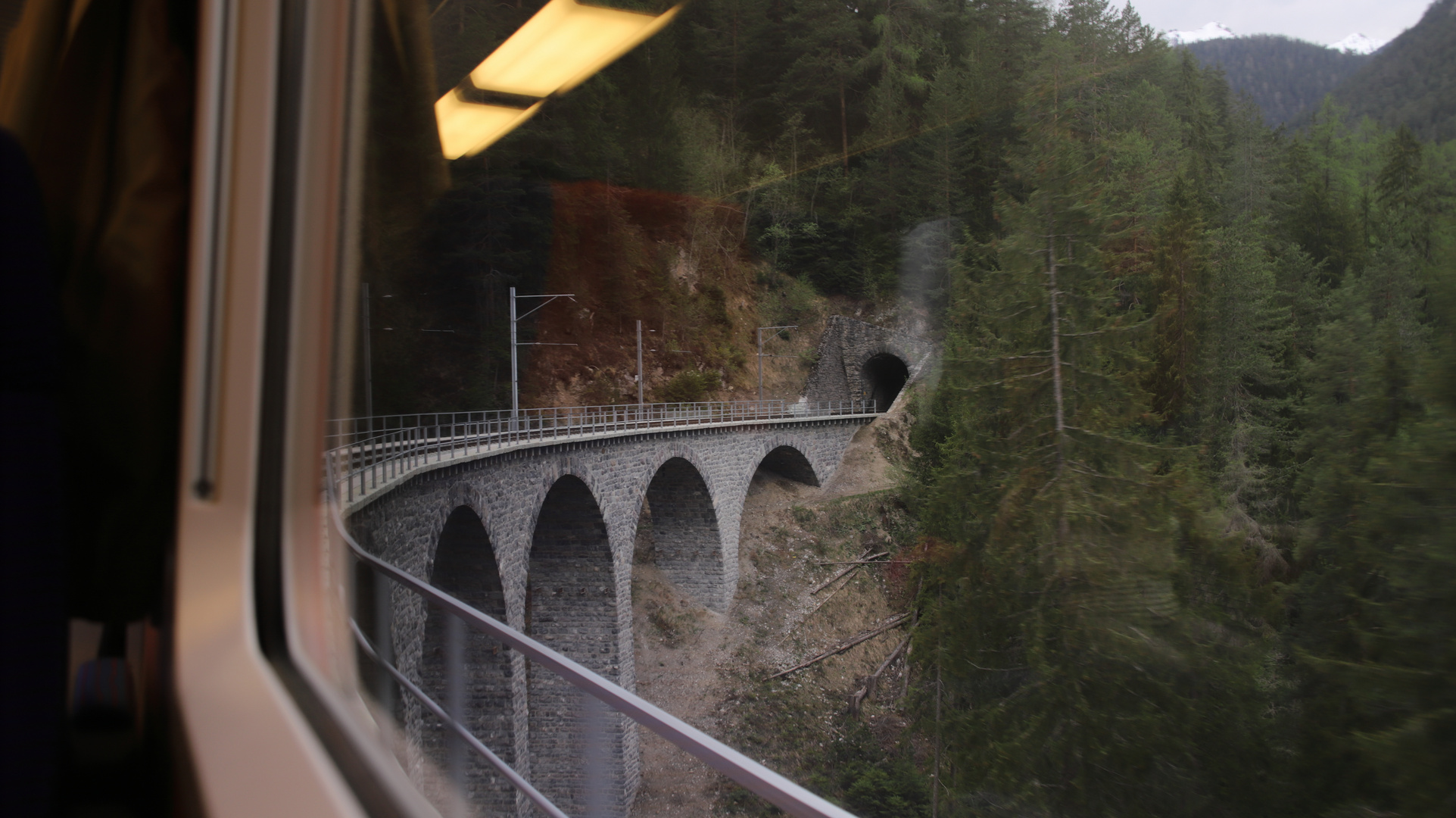 Nach dem Überqueren des Cavja-Viadukts......