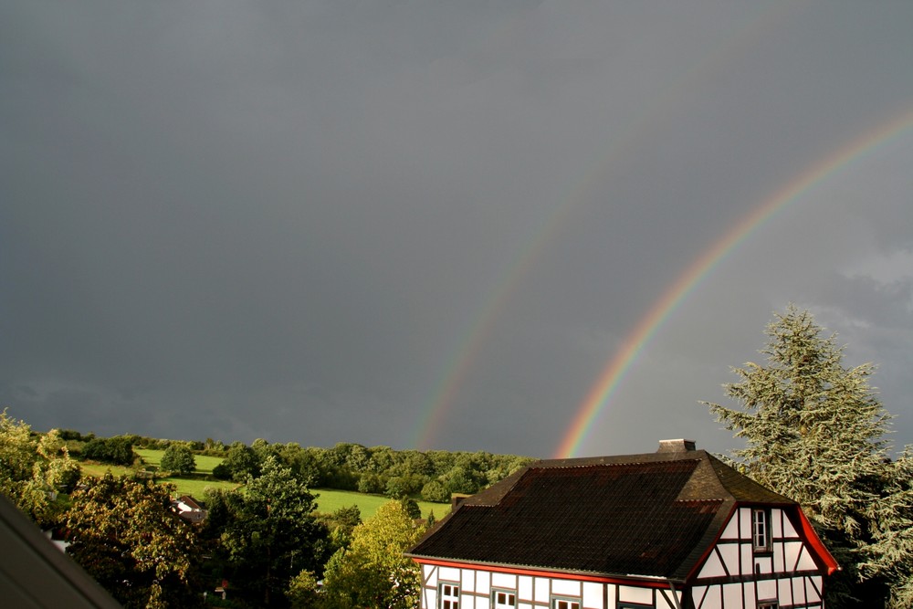 Nach dem Unwetter kommt der Regenbogen