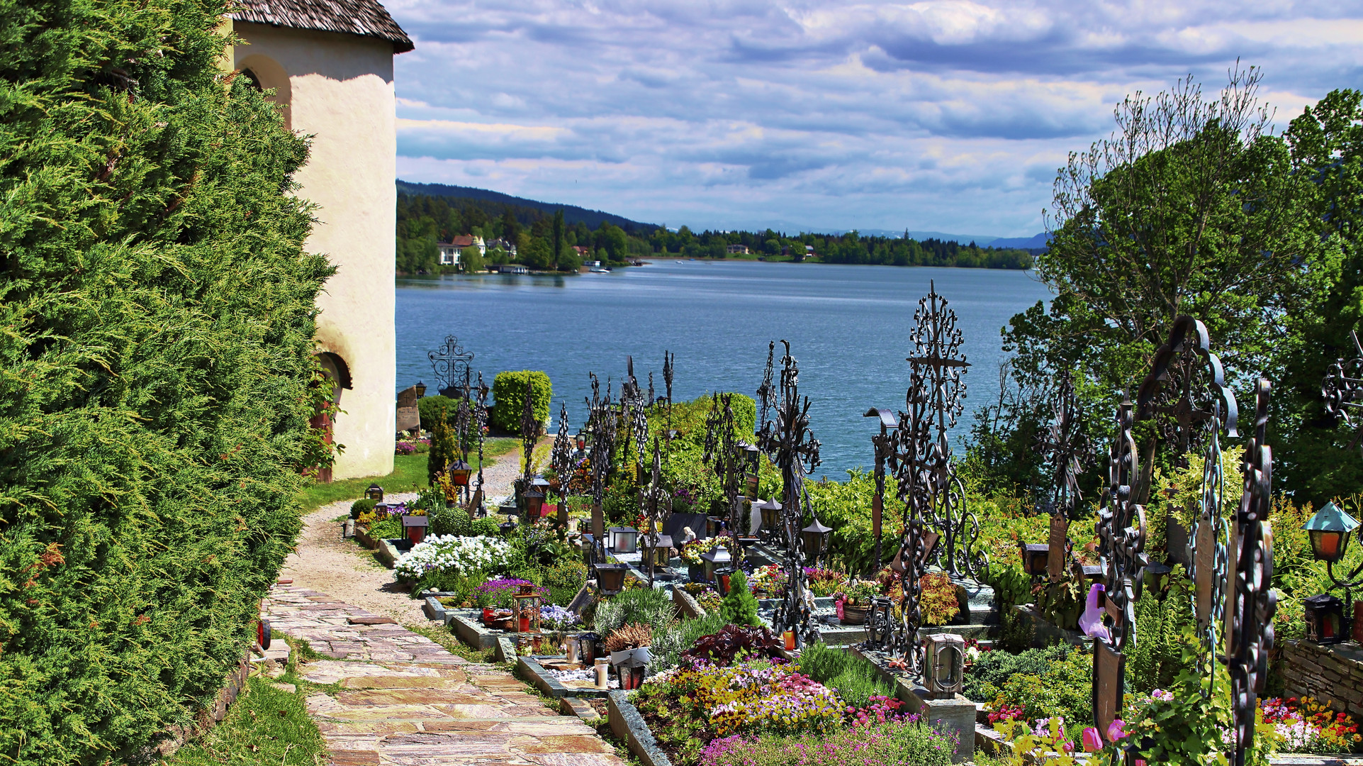 Nach dem Verlassen der Pfarrkirche in Maria Wörth....