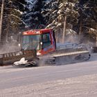 Nach den Skifahrern kommt die Pistenraupe