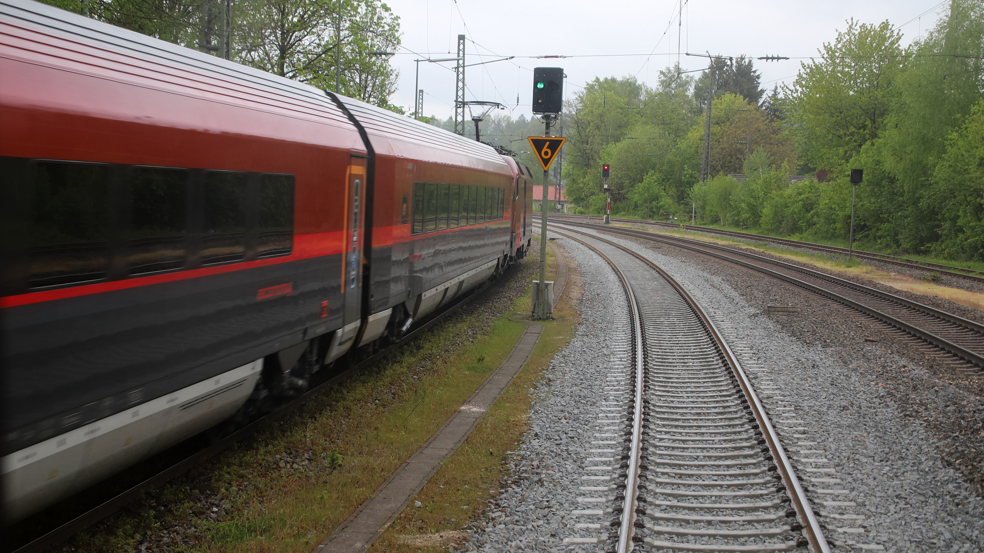 Nach der Durchfahrt des Railjets in Bad Endorf....