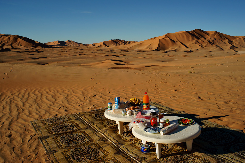 Nach der Fotosession folgt das „Rub al-Khali“ Wüstenmorgenbuffet / Oman