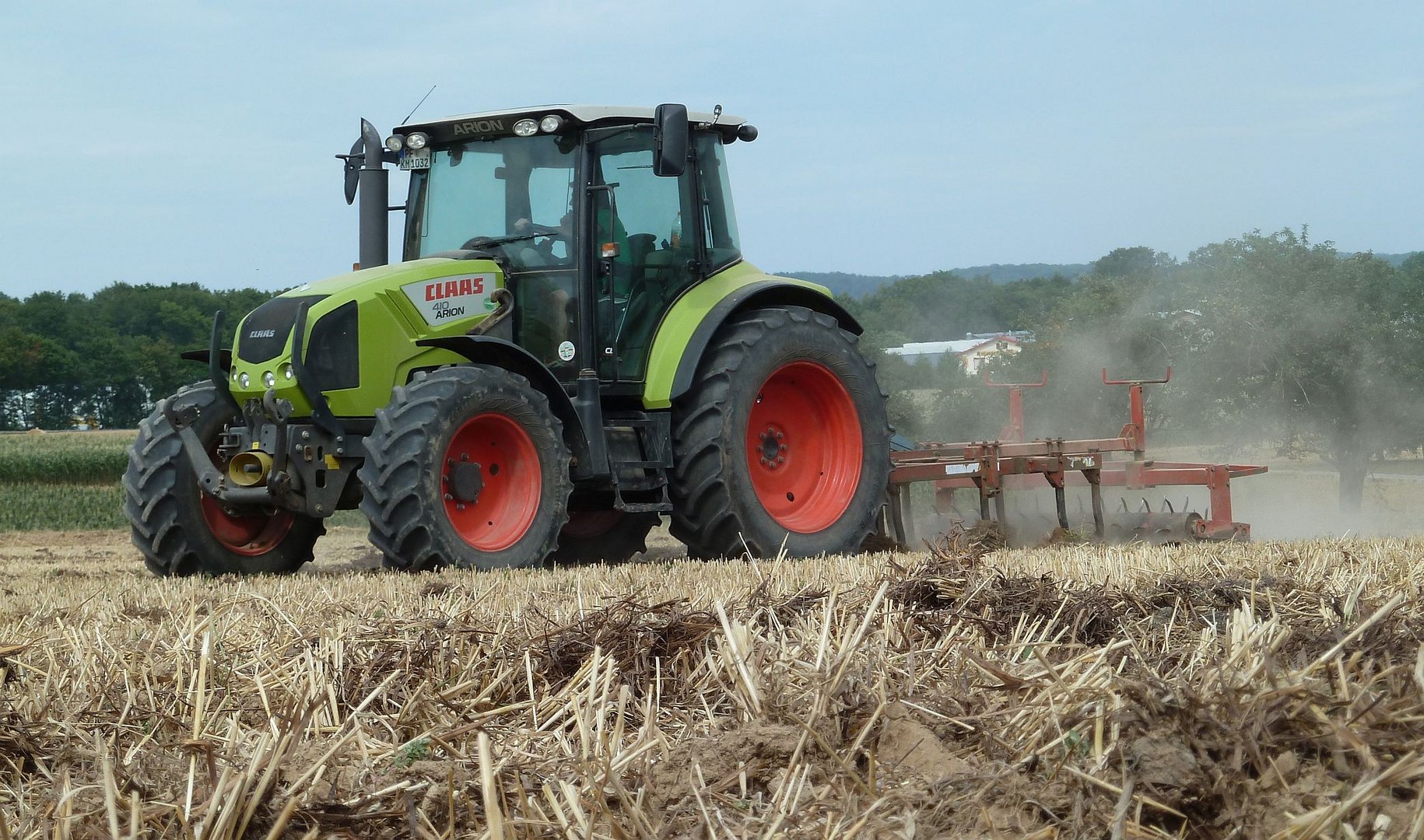 Nach der Getreideernte das Feld Grubbern (01.08.2015)