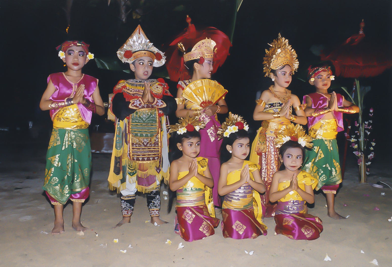 nach der Show - Kindertanzgruppe am Strand von Sanur