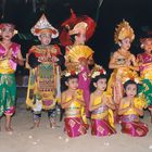 nach der Show - Kindertanzgruppe am Strand von Sanur