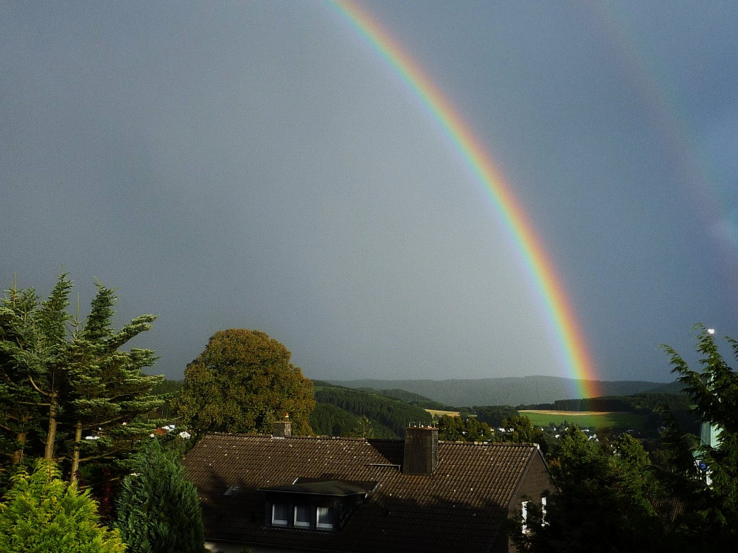 Nach einem Gewitter: Regenbogen über Herscheid