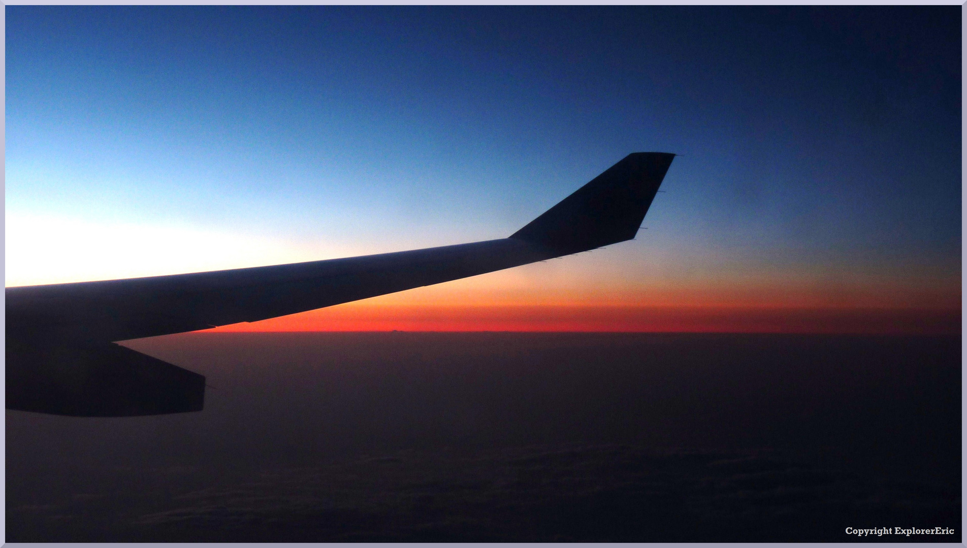 nach einem Nachtflug dem Sonnenaufgang entgegen