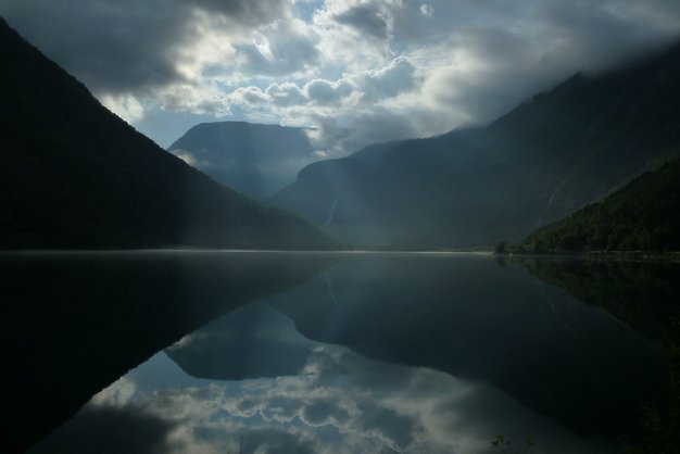 nach einem Regenschauer an einem norwegischen Fjord