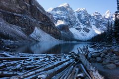 Nach einer kalten Nacht am Lake Moraine, Alberta, Canada