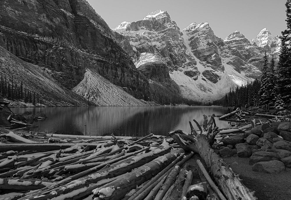 Nach einer kalten Nacht am Lake Moraine, Alberta, Canada, sw-Version