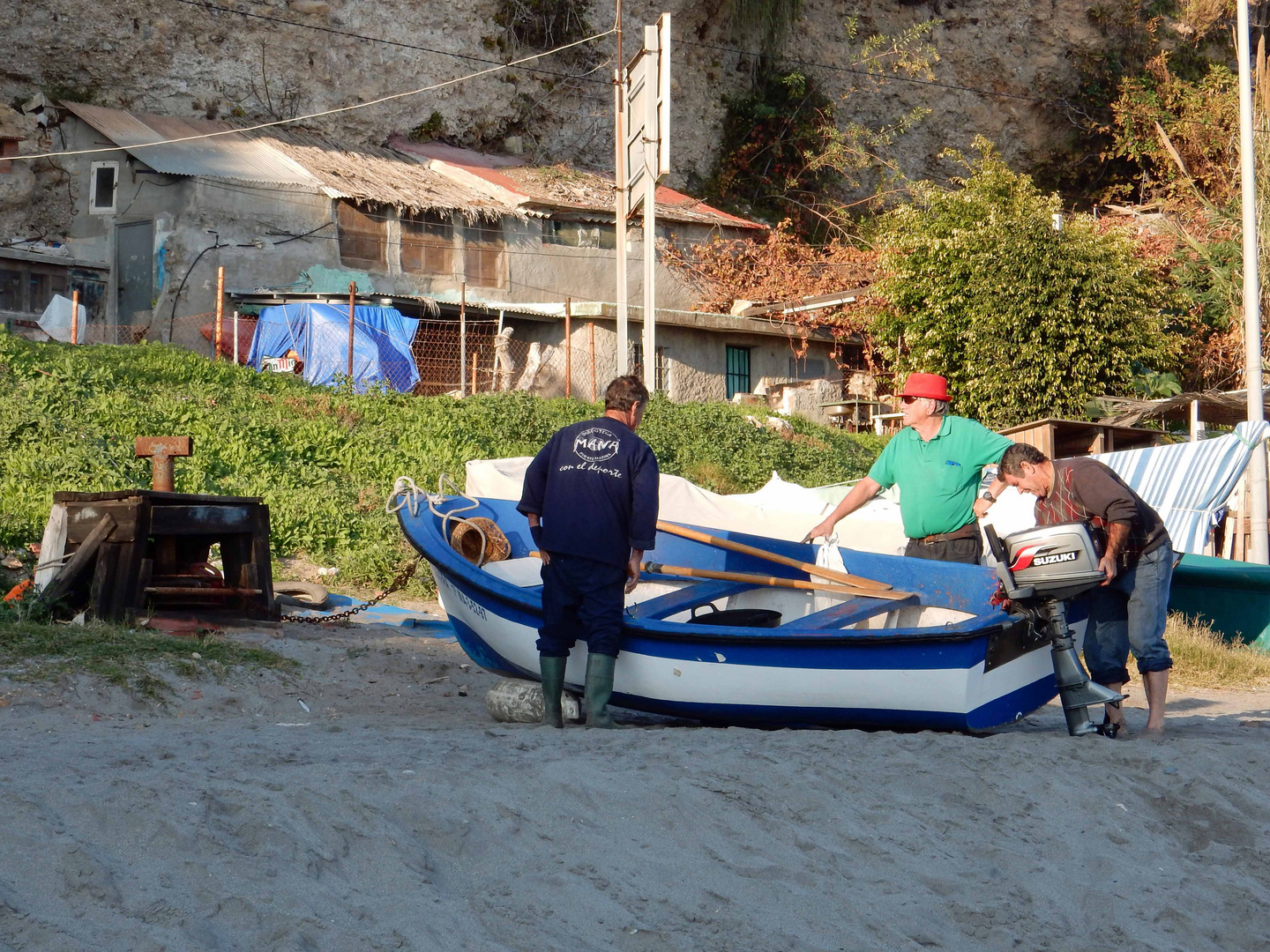 nach erfolgreichem Fang - Fischer in Nerja