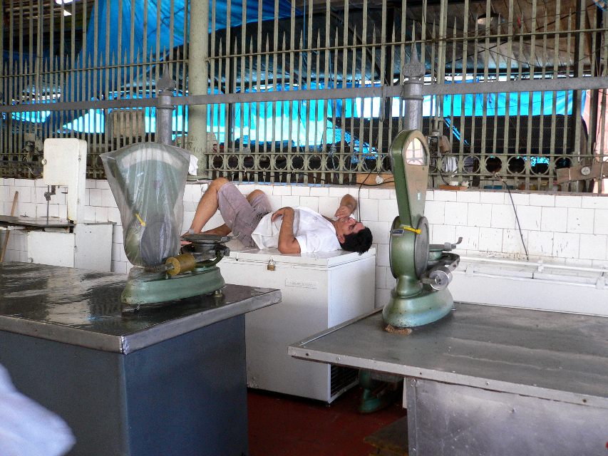 Nach getaner Arbeit - in der Markthalle von Manaus