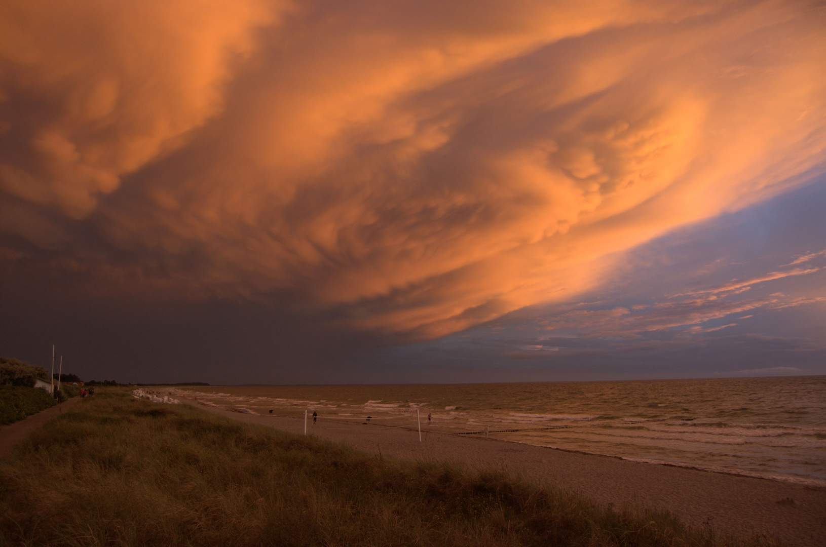 Nach Gewitter extremer Sonnenuntergang