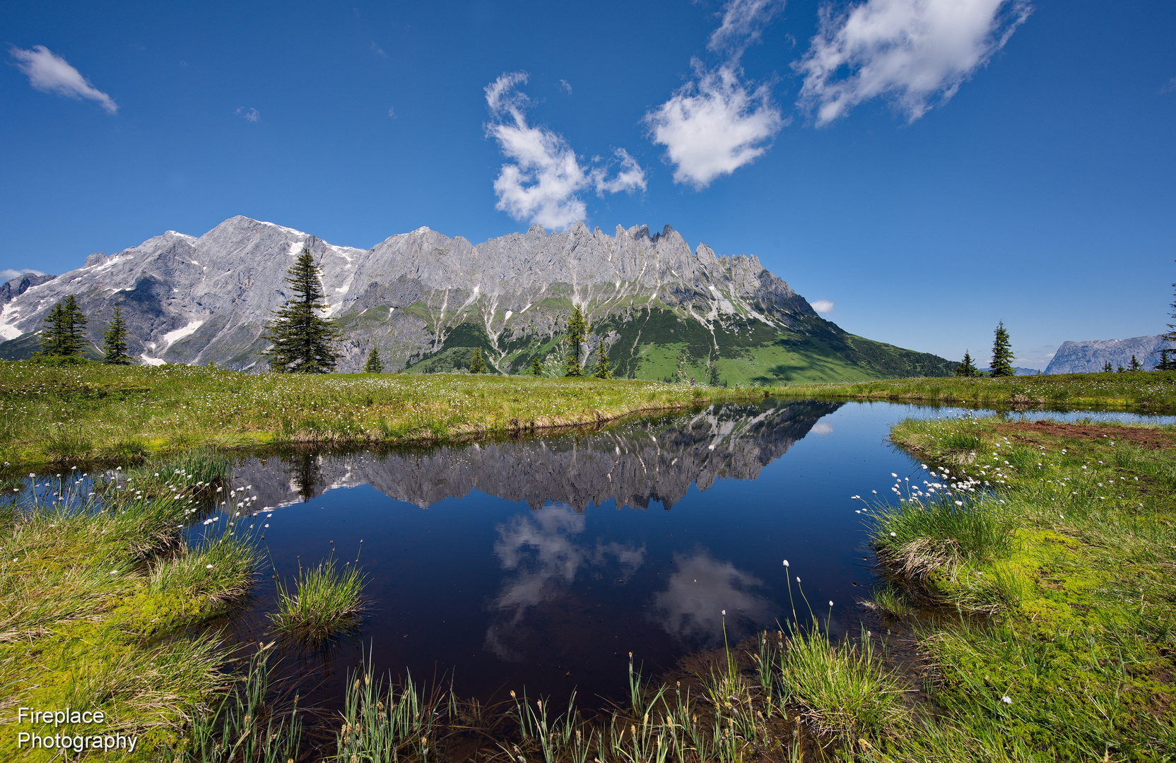 Nach langem Suchen habe ich endlich diesen Teich gefunden, der das ganze Gebirge widerspiegelt