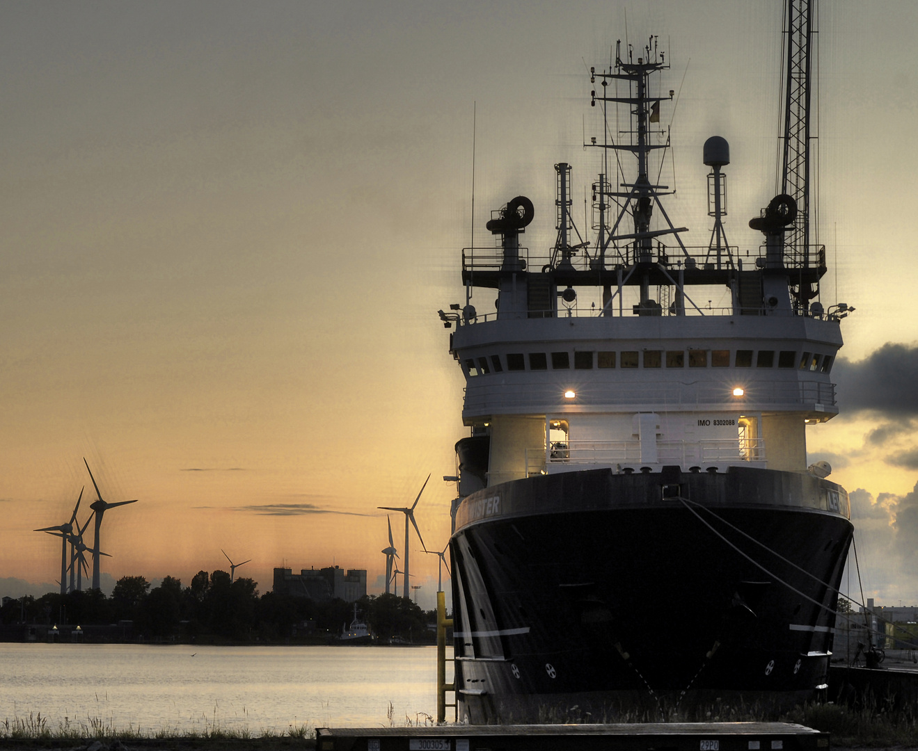 Nach langer Fahrt am Abend dann im Hafen.