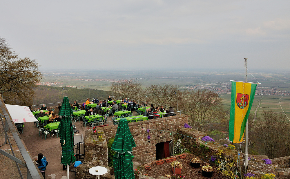 Nach langer Tuor drinkt der Pälzer seinen Woi auf der Rietburg