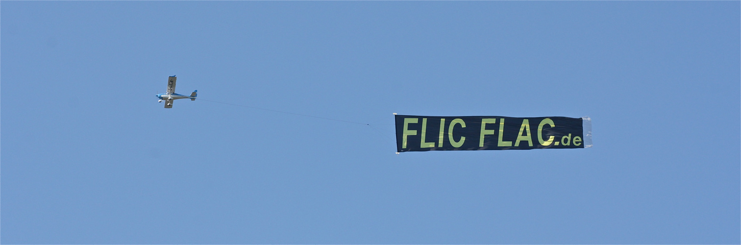 Nach langer Zeit fliegt mal wieder ein Plakat über unser Haus!