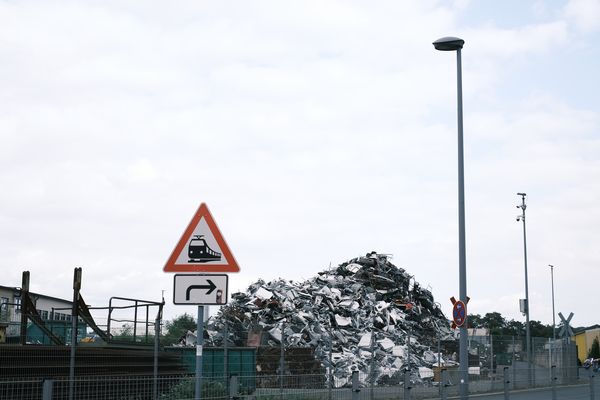 Nach rechts zu Schrott