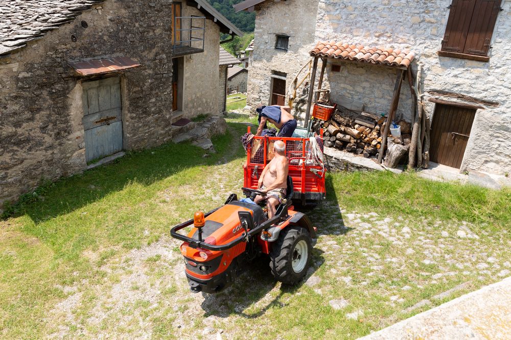 Nach Renovationsarbeit mit dem Einachser zum Auto