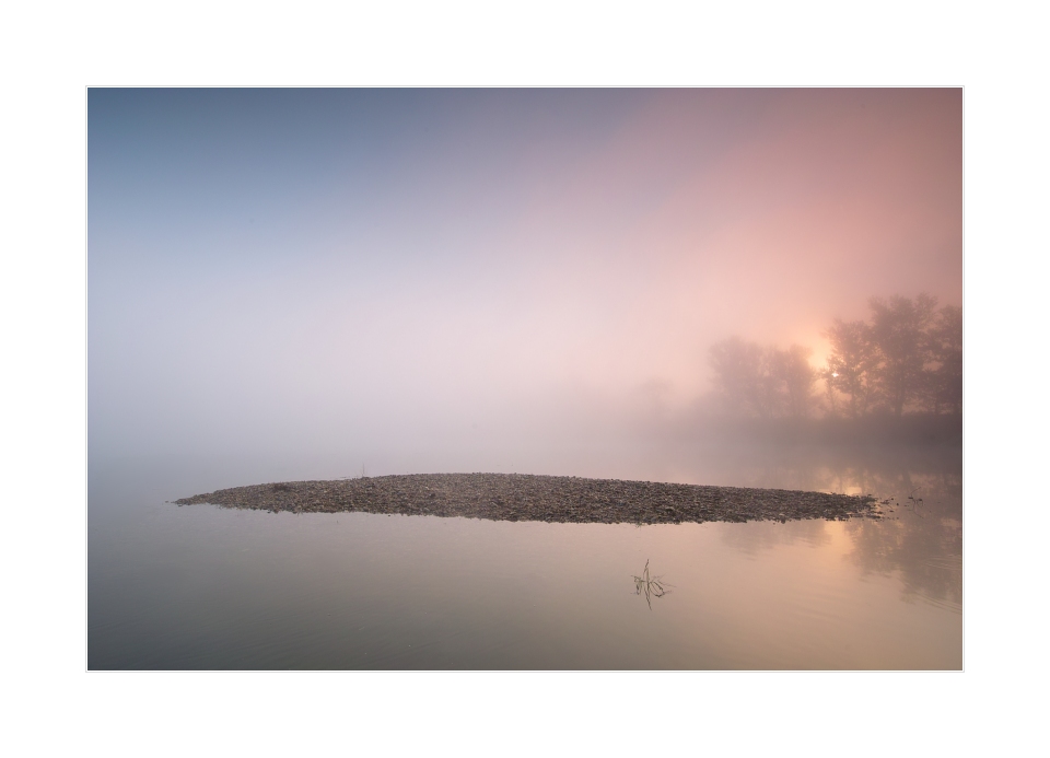 Nach Sonnenaufgang bei Hochwasser und Nebel