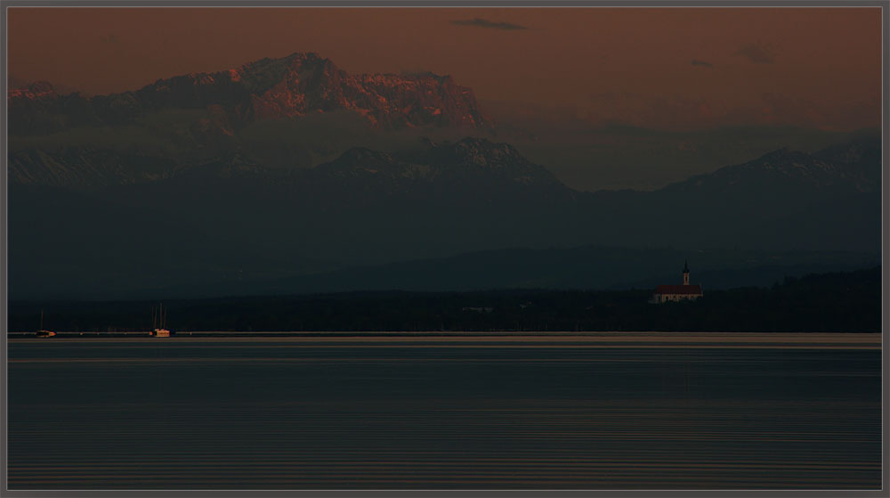 Nach Sonnenuntergang am Ammersee mit Blick auf die Zugspitze