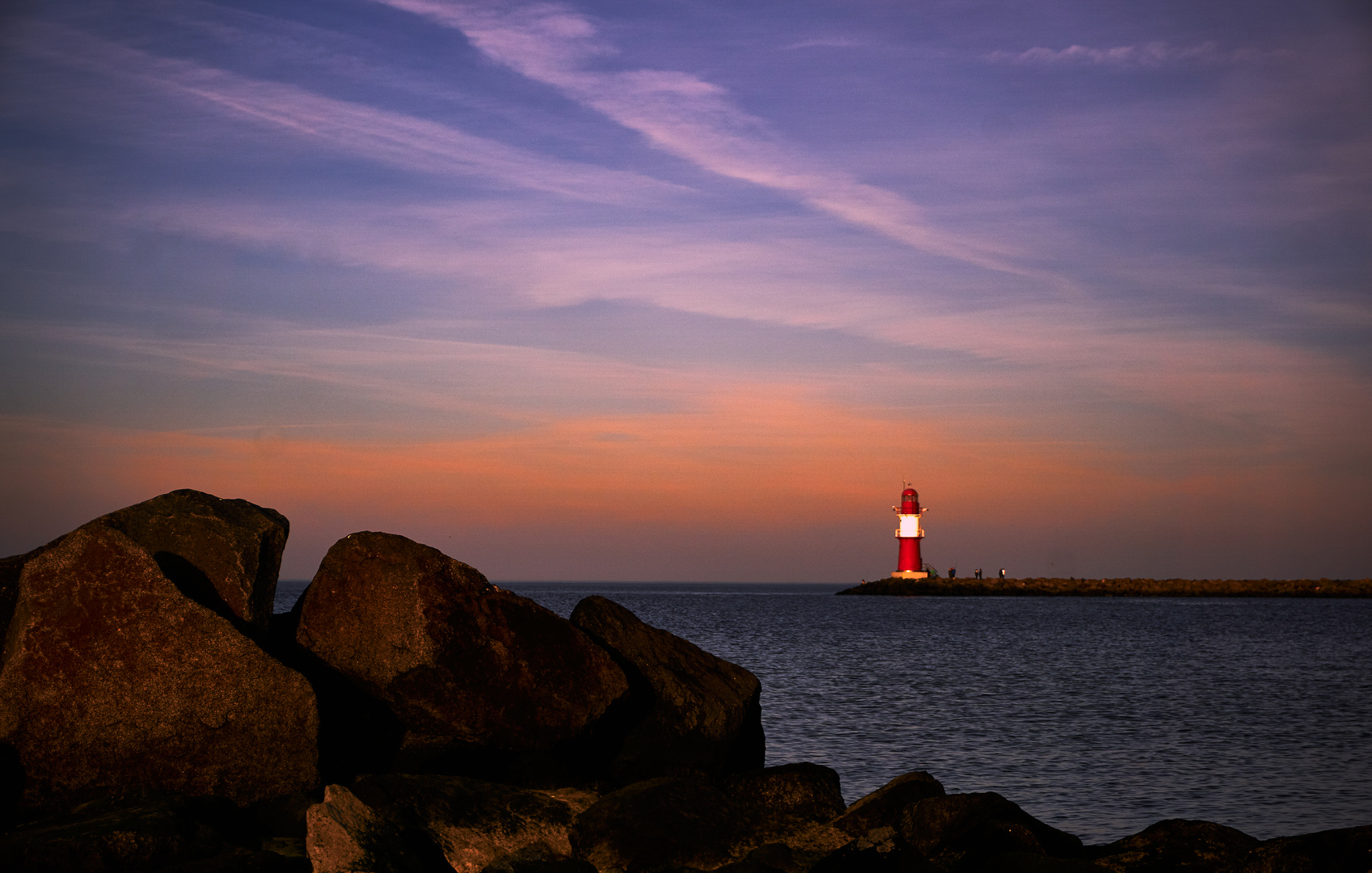 nach Sonnenuntergang (blaue Stunde) vor Warnemünde