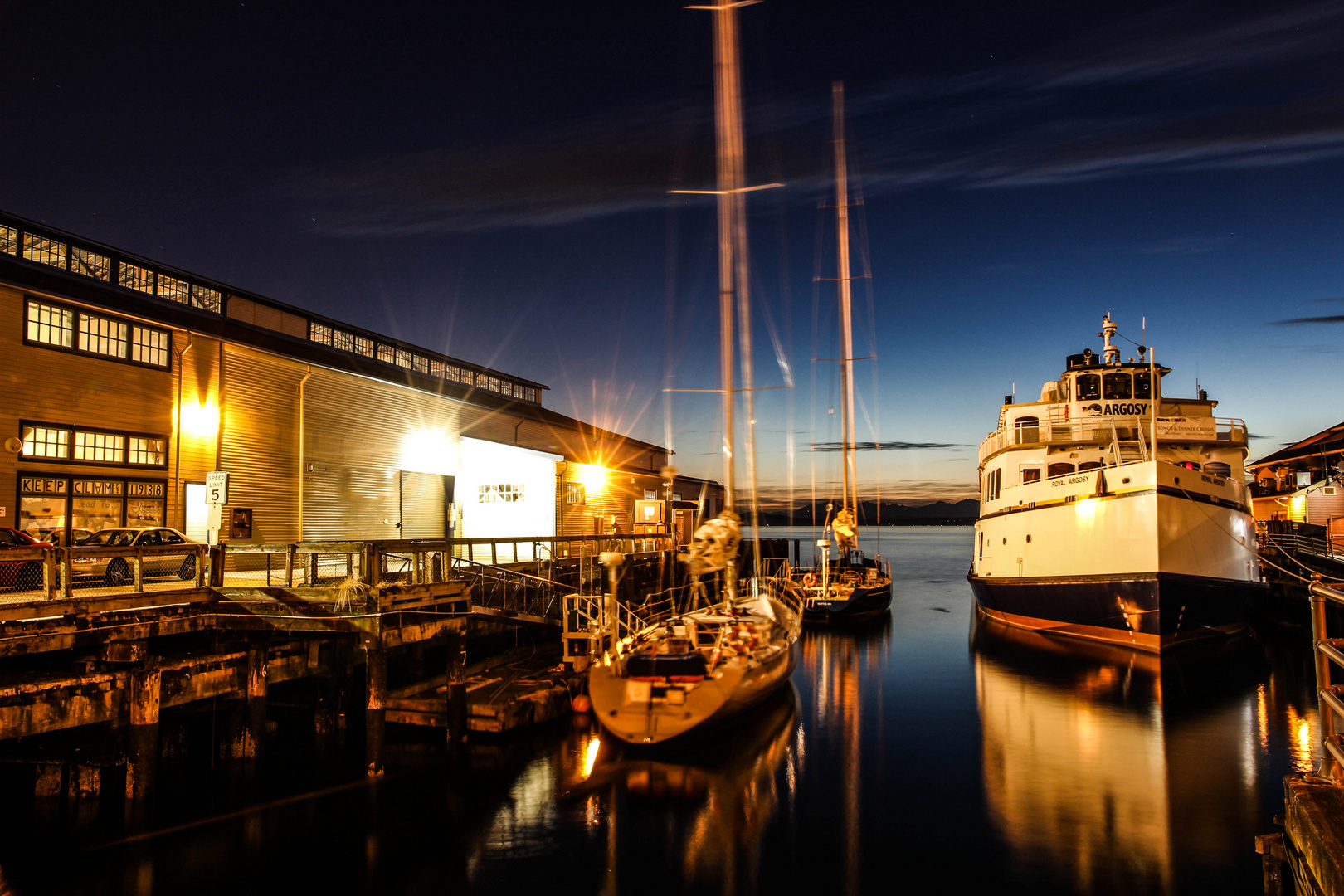 Nach Sonnenuntergang im Hafen von Seattle