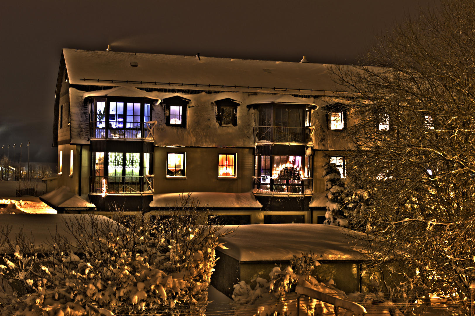 Nachbarhaus bei Nacht in HDR